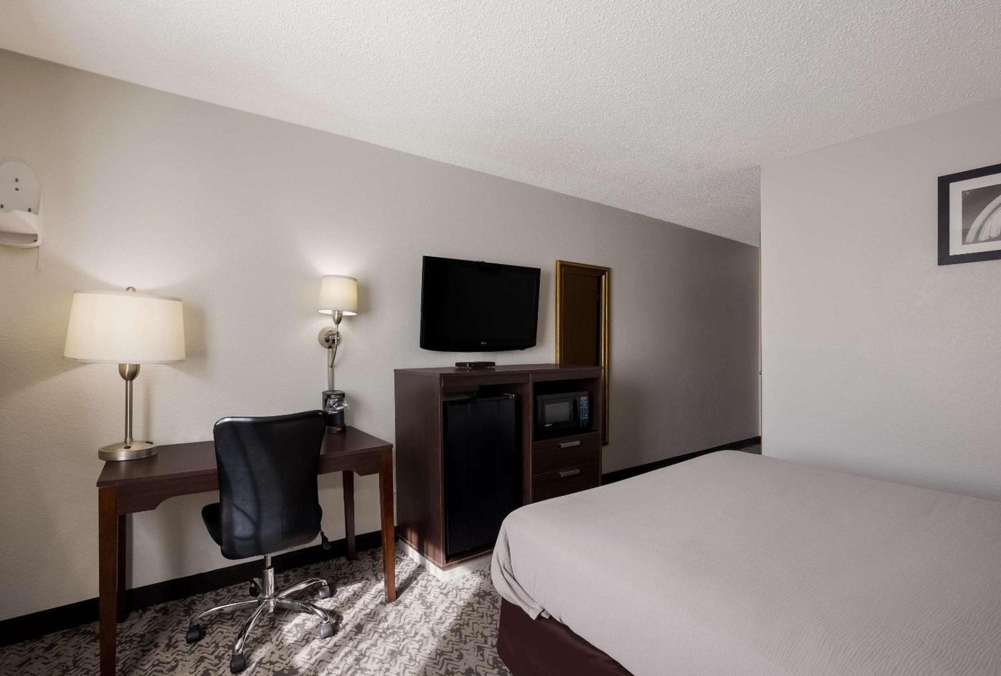 Quality Inn Hall Of Fame Canton Exterior foto